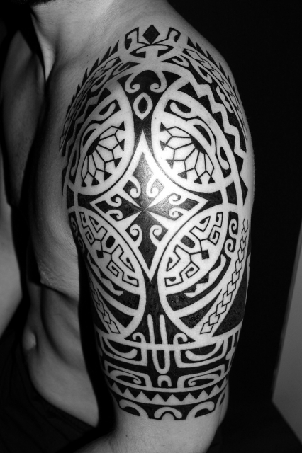 tahiti tattoo, polynesisches tattoo am oberarm