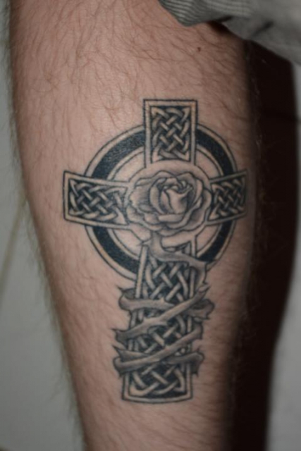 Keltisches Kreuz mit Rose am Unterschenkel