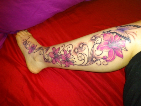 schmetterling-Tattoo: lilienranke