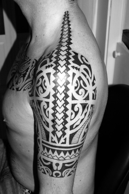 polynesischer arm, tahiti tattoo