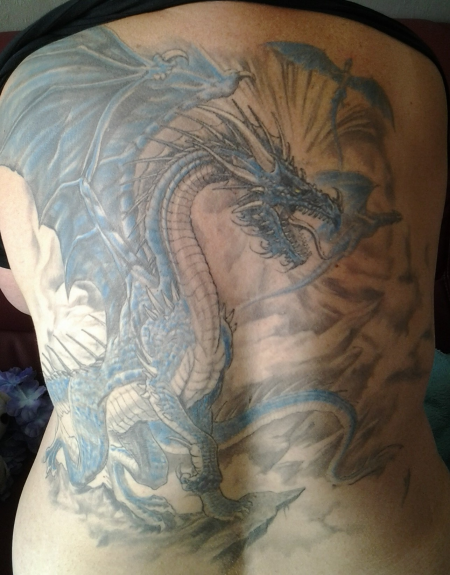 drachen-Tattoo: Mein Drachen ..... 3./4. Sitzung .... nun hat er Hintergrund und Farbe...noch immer nicht ganz fertig