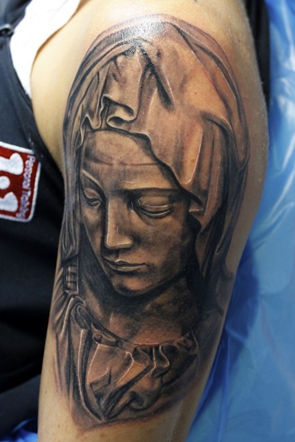 maria-Tattoo: Maria von der statur Pieta, Electrographic Tattoo Rosenheim