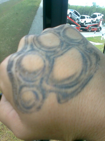Oimel Schlagring auf der Hand( sollte es jedenfalls werden)! Tattoos