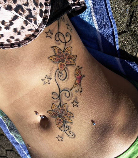 Blumen tattoo mit Schmetterling