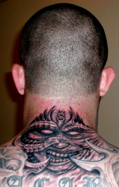 Männer nacken tattoos hals Adler Nacken