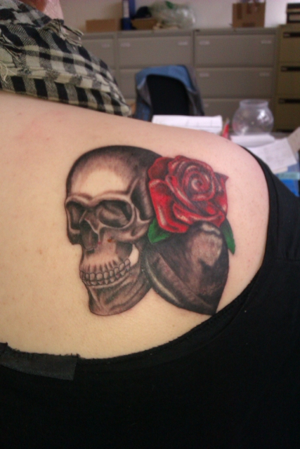 Totenkopf auf Schulter