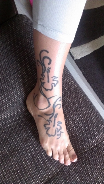 Die Blume Fuss Tattoo Mit 2 Blumen Und Tribals Tattoos Von Tattoo Bewertung De