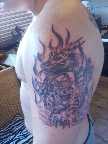 Chinese Tiger and Dragon Tattoo (oberarm)