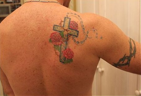 Kreuz mit Rosen und Rosenkranz