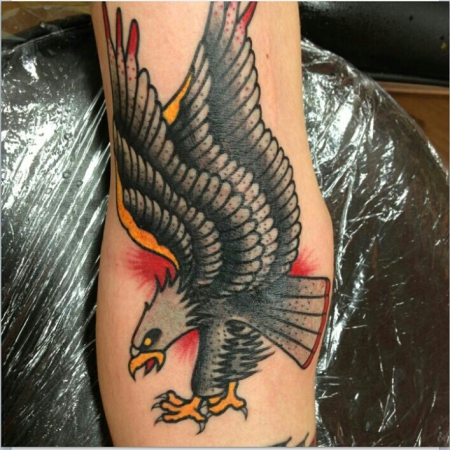 hier mein adler :) gestern gestochen in der armbeuge zwischen dem ober und unterarm tattoo