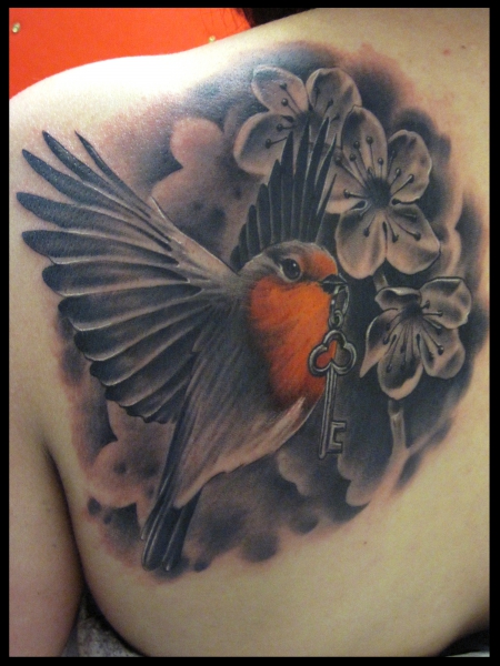vögel-Tattoo: rotkehlchen, kirschblüten und schlüssel