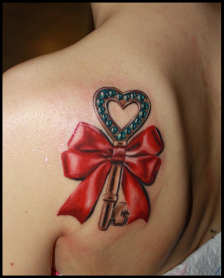schlüssel-Tattoo: Herz, Schlüssel, Schleife
