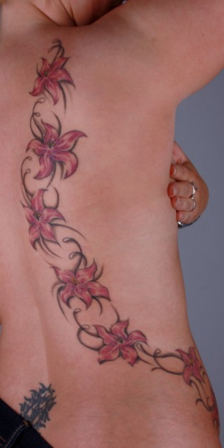blumenranke-Tattoo: Die Blumenranke meiner Frau ,eine Woche alt