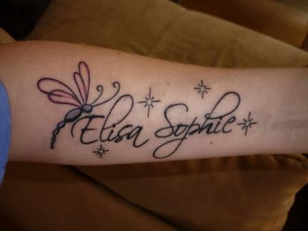 libelle-Tattoo: Name meiner Tochter auf dem Unterarm