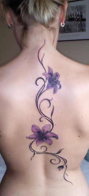 blumenranke-Tattoo: Blumenranke