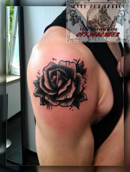 Schwarze Rose Dotwork