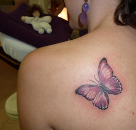 1. Tattoo: Schulter Schmetterling