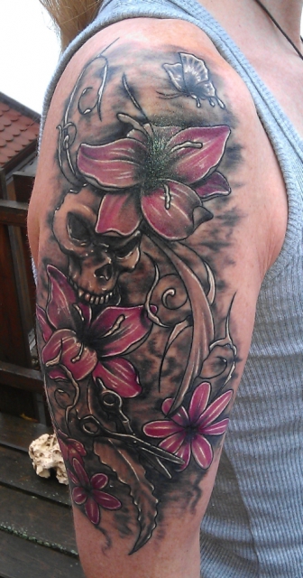 Kess Blumen Inklusive Totenkopf Am Oberarm Tattoos Von Tattoo Bewertung De