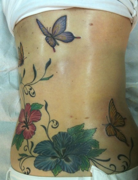 Cover Up Rücken, Hibiskus mit Ranken und Schmetterlingen