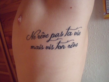 Stuki89 Französischer Spruch Tattoos von TattooBewertung.de