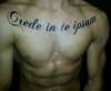 Schriftzug Brust - Crede in te ipsum (Latein)