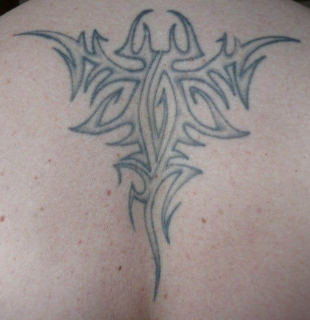 Mein 1. Tattoo...Tribal zwischen den Schulterblättern