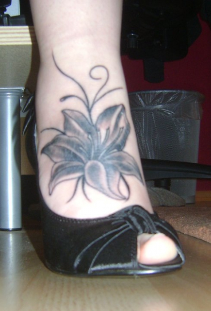[Mein erstes Tattoo] Lilie s/w von Februar 2010