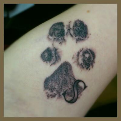 Pfotenabdruck meiner Hündin (außerdem mein erstes Tattoo)