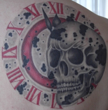 Totenkopf mit Uhr