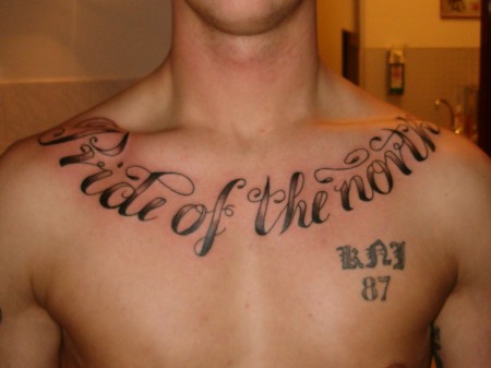 Tattoo brust schriftzug mann