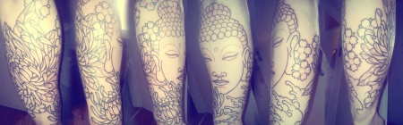Buddha, Chrysanthemen auf dem Unterarm 