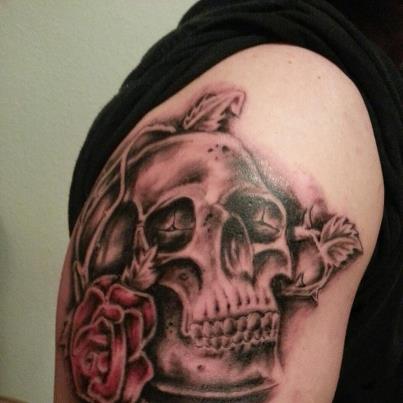 Totenkopf mit Rose