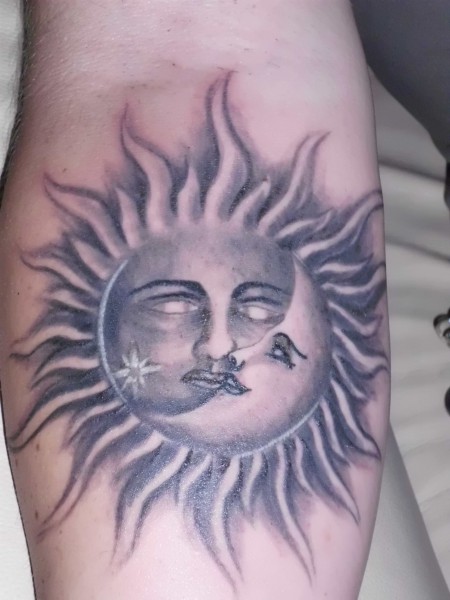 Wiecie Sonne Mit Mond Tattoos Von Tattoo Bewertung De