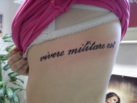 Schriftzug latein vivere militare est
