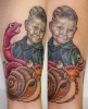 portrait des sohnes mit schnecke und regenwurm