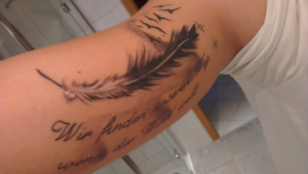 feder-Tattoo: Feder mit vögeln