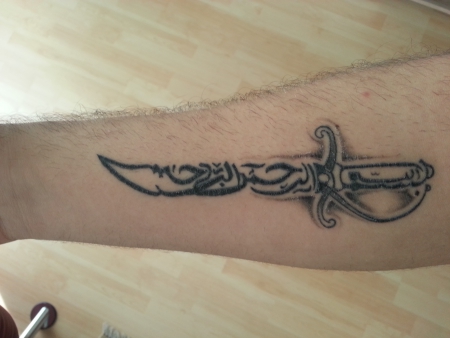Arabische Kalligraphie in Schwertform