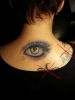Tim hat ihr ein Auge in den Nacken gepflanzt. Love is Pain Tattoo Berlin