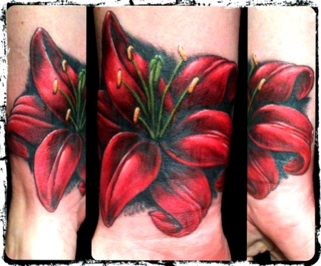 Cover Up -  Lilie am Handgelenk