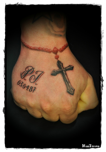 Handtattoo Kreuz + Schrift