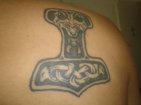 thors hammer mit wolf