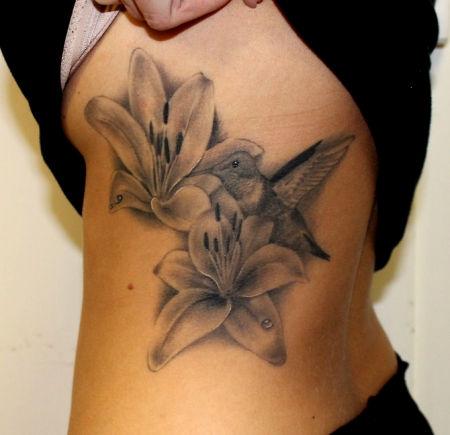 kolibri-Tattoo: Kolibri und Lilien