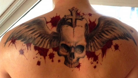totenkopf-Tattoo: Totenkopf mit Flügel