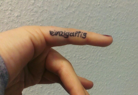einzigartiges Fingertattoo