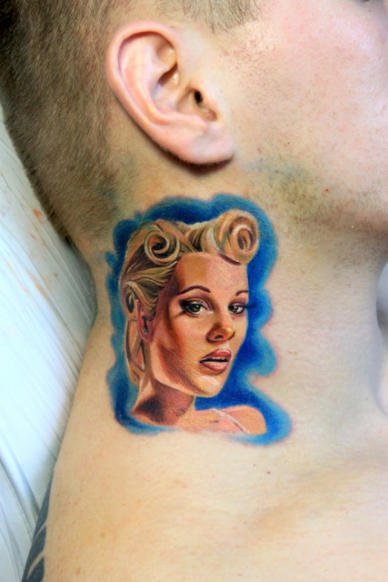 Pin up style am Hals www.electrographictattoo.de