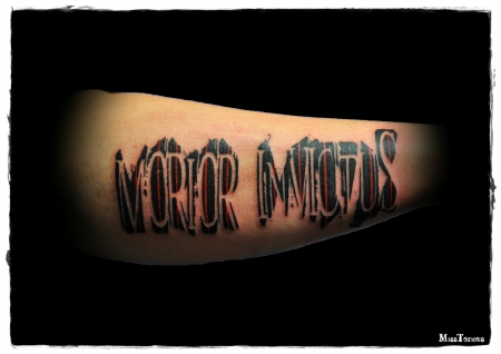 Lettering "MORIOR INVICTUS"