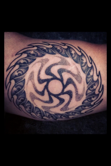Sonnenkreuz und Sägeblatt mit Augen, dotwork