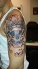 Totenkopf auf linkem Oberarm mit Krone und Ketten Black and Grey Realistic