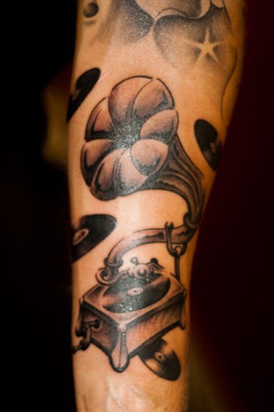 Detail C: Grammophon Unterarm