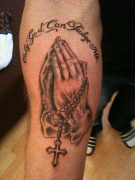 Betende Hände mit Rosenkranz und Spruch "Only God can Judge me"